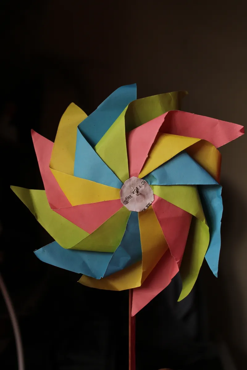 Detailed diagram view highlighting a curved rotation arrow used to flip paper models.